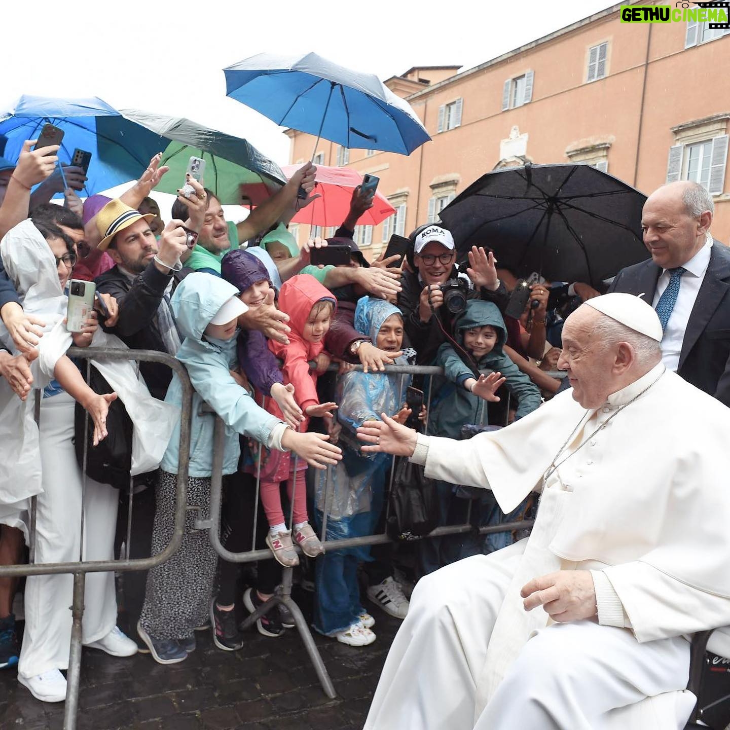 Pope Francis Instagram - EN: The three theological virtues are great gifts of God. Without them, we might be prudent, just, strong, and temperate, but we would not have a heart that loves even when it is not loved, nor would we have hope that dares against all hope. #GeneralAudience PT: As três virtudes teologais são grandes dons de Deus. Sem elas poderíamos ser prudentes, justos, fortes e temperantes, mas não teríamos um coração que ama mesmo quando não é amado, não teríamos uma esperança que ousa contra toda esperança. #AudiênciaGeral ES: Las tres virtudes teologales son grandes dones de Dios. Sin ellas, podríamos ser prudentes, justos, fuertes y templados, pero no tendríamos un corazón que ama incluso cuando no es amado, no tendríamos una esperanza que osa contra toda esperanza. #AudienciaGeneral IT: Le tre virtù teologali sono grandi doni di Dio. Senza di esse noi potremmo essere prudenti, giusti, forti e temperanti, ma non avremmo un cuore che ama anche quando non è amato, non avremmo una speranza che osa contro ogni speranza. #UdienzaGenerale FR: Les trois vertus théologales sont de grands dons de Dieu. Sans elles, nous pourrions être prudents, justes, forts et tempérants, mais nous n’aurions pas un cœur qui aime même quand il n’est pas aimé, ni une espérance qui ose contre toute espérance. #AudienceGenerale DE : Die drei theologischen Tugenden sind bedeutende Gottesgaben. Ohne sie könnten wir klug, gerecht, stark und maßvoll sein, aber wir hätten kein Herz, das liebt, auch wenn es nicht geliebt wird, und keine Hoffnung, die gegen alle Hoffnung Wagnisse eingeht. #Generalaudienz PL: Trzy cnoty teologalne są wielkimi darami od Boga. Bez nich moglibyśmy być roztropni, sprawiedliwi, mężni i umiarkowani, ale nie mielibyśmy serca, które miłuje nawet wtedy, gdy nie jest miłowane, nie mielibyśmy nadziei wbrew wszelkiej nadziei. #AudiencjaOgólna