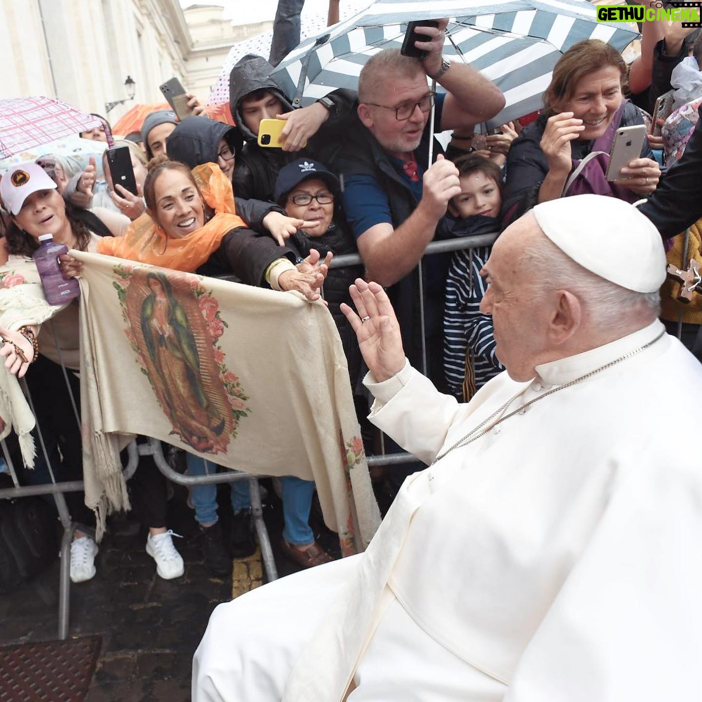 Pope Francis Instagram - EN: The three theological virtues are great gifts of God. Without them, we might be prudent, just, strong, and temperate, but we would not have a heart that loves even when it is not loved, nor would we have hope that dares against all hope. #GeneralAudience PT: As três virtudes teologais são grandes dons de Deus. Sem elas poderíamos ser prudentes, justos, fortes e temperantes, mas não teríamos um coração que ama mesmo quando não é amado, não teríamos uma esperança que ousa contra toda esperança. #AudiênciaGeral ES: Las tres virtudes teologales son grandes dones de Dios. Sin ellas, podríamos ser prudentes, justos, fuertes y templados, pero no tendríamos un corazón que ama incluso cuando no es amado, no tendríamos una esperanza que osa contra toda esperanza. #AudienciaGeneral IT: Le tre virtù teologali sono grandi doni di Dio. Senza di esse noi potremmo essere prudenti, giusti, forti e temperanti, ma non avremmo un cuore che ama anche quando non è amato, non avremmo una speranza che osa contro ogni speranza. #UdienzaGenerale FR: Les trois vertus théologales sont de grands dons de Dieu. Sans elles, nous pourrions être prudents, justes, forts et tempérants, mais nous n’aurions pas un cœur qui aime même quand il n’est pas aimé, ni une espérance qui ose contre toute espérance. #AudienceGenerale DE : Die drei theologischen Tugenden sind bedeutende Gottesgaben. Ohne sie könnten wir klug, gerecht, stark und maßvoll sein, aber wir hätten kein Herz, das liebt, auch wenn es nicht geliebt wird, und keine Hoffnung, die gegen alle Hoffnung Wagnisse eingeht. #Generalaudienz PL: Trzy cnoty teologalne są wielkimi darami od Boga. Bez nich moglibyśmy być roztropni, sprawiedliwi, mężni i umiarkowani, ale nie mielibyśmy serca, które miłuje nawet wtedy, gdy nie jest miłowane, nie mielibyśmy nadziei wbrew wszelkiej nadziei. #AudiencjaOgólna