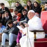Pope Francis Instagram - PT: E você, sem medo, deve ir contracorrente: tome a vida nas mãos, coloque-se em jogo; desligue a tv e abra o Evangelho. É pedir muito? Deixe o celular e encontre as pessoas! O celular é muito útil para comunicar, é útil, mas cuidado quando o celular impede de encontrar as pessoas. Use o celular, tudo bem, mas encontre as pessoas! Sabe o que é um abraço, um beijo, um aperto de mão: as pessoas. Não esquecer disso: use o celular, mas encontre as pessoas. ES: Tú, sin miedo, ve contracorriente: toma la vida en tus manos, involúcrate; apaga la tele y abre el Evangelio -¿es demasiado? -; ¡deja el móvil y sal al encuentro de la gente! El móvil es muy útil para comunicarse, es útil, pero ten mucho cuidado cuando el móvil te impide conocer gente. Usa el móvil, está bien, ¡pero encuentra a las personas! Ya sabes lo que es un abrazo, un beso, un apretón de manos: las personas. No lo olvides: usa el móvil, pero encuentra a las personas. FR: Toi, va sans crainte à contre-courant : prends la vie en main, engage-toi ; éteins la télévision et ouvre l'Évangile - est-ce trop ? - ; laisse ton téléphone portable derrière toi et va à la rencontre des gens ! Le téléphone portable est très utile pour la communication, il est utile, mais attention quand le téléphone portable t'empêche de rencontrer les gens. Utiliser son téléphone portable, c'est bien, mais rencontrer des gens ! Tu sais ce qu'est un câlin, un baiser, une poignée de main : des gens. N'oublie pas cela : utilise ton téléphone portable mais rencontre des gens. IT: E tu senza paura vai controcorrente: prendi la vita tra le mani, mettiti in gioco; spegni la tv e apri il Vangelo – è troppo questo? -; lascia il cellulare e incontra le persone! Il cellulare è molto utile per comunicarsi, è utile ma state attenti quando il cellulare ti impedisce di incontrare le persone. Usa il cellulare, va bene, ma incontra le persone! Sai cosa è un abbraccio, un bacio, una stretta di mano: le persone. Non dimenticare questo: usa il cellulare ma incontra le persone.