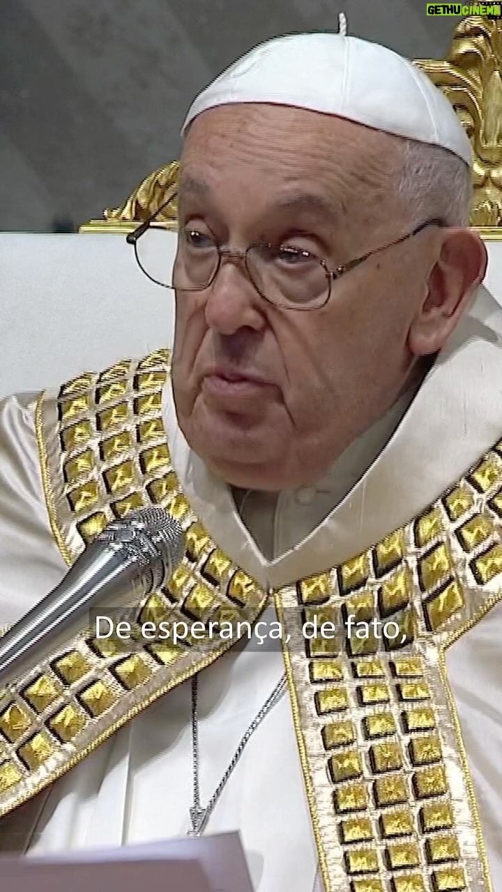 Pope Francis Instagram - EN: What we need, then, is hope. We all need it. Hope does not disappoint: let us not forget this. Hope is needed by the society in which we live, often caught up only in the present and incapable of looking to the future. Hope is needed by our age, caught up in an individualism that is frequently and content merely to scrape along from day to day. Brothers and sisters, may the Lord, risen from the dead and ascended into heaven, grant us the grace to rediscover hope, to proclaim hope and to build hope. ES: En efecto, nos hace falta la esperanza. Todos la necesitamos. La esperanza no defrauda: no lo olvidemos.La necesita la sociedad en la que vivimos, a menudo inmersa sólo en el presente e incapaz de mirar hacia el futuro; la necesita nuestra época, que a veces se arrastra cansadamente entre la monotonía del individualismo y del “irla pasando”; Hermanos y hermanas, que el Señor resucitado y ascendido al cielo nos dé la gracia de redescubrir la esperanza, de anunciar la esperanza y de construir la esperanza. FR: Nous avons, en effet, besoin d’espérance. Nous en avons tous besoin. L’espoir ne déçoit pas : ne l’oublions pas. En a besoin la société dans laquelle nous vivons, souvent plongée dans le seul présent et incapable de regarder vers l’avenir ; en a besoin notre époque qui se traîne parfois avec lassitude dans la grisaille de l’individualisme et de la facilité ; Frères et sœurs, que le Seigneur ressuscité et monté au ciel nous donne la grâce de redécouvrir l’espérance, d’annoncer l’espérance, de construire l’espérance.