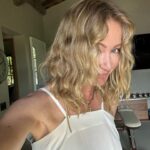 Portia de Rossi Instagram - THIS IS A PERM, PEOPLE!! I am so impressed with Janine Jarman @curlcult @janinejarman curlcult.com that I had to post the ugliest pic of myself getting a perm just to prove to you what a genius this woman is! @curlcult has created a patent pending formula which makes beach waves a reality. It’s vegan, my hair feels healthy, and no more hot tools. I love it. I air dry my hair and I always have loose waves no matter how humid it is outside. Btw—I am not getting paid for this. I just had to let everyone know that I’m bringing the perm back 😜😃