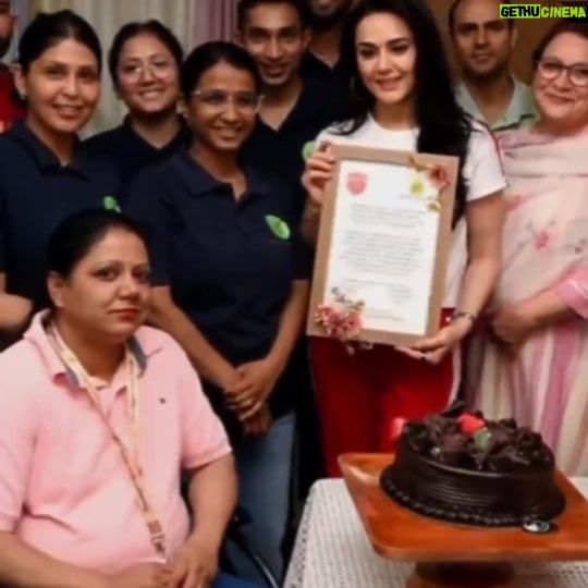 Preity Zinta Instagram - Spreading joy one smile at a time! ✨ @chandigarh.spinal.rehab is a non-profit organization transforming lives of individuals with spinal injuries, strokes, and other neurological conditions. In the spirit of our Punjabi Jazba, co-owner Preity G. Zinta brought smiles to the lovely individuals and caregivers. 🙌 🎥: @pz_fandom #SaddaPunjab #PunjabKings #JazbaHaiPunjabi #TATAIPL2024 #ting