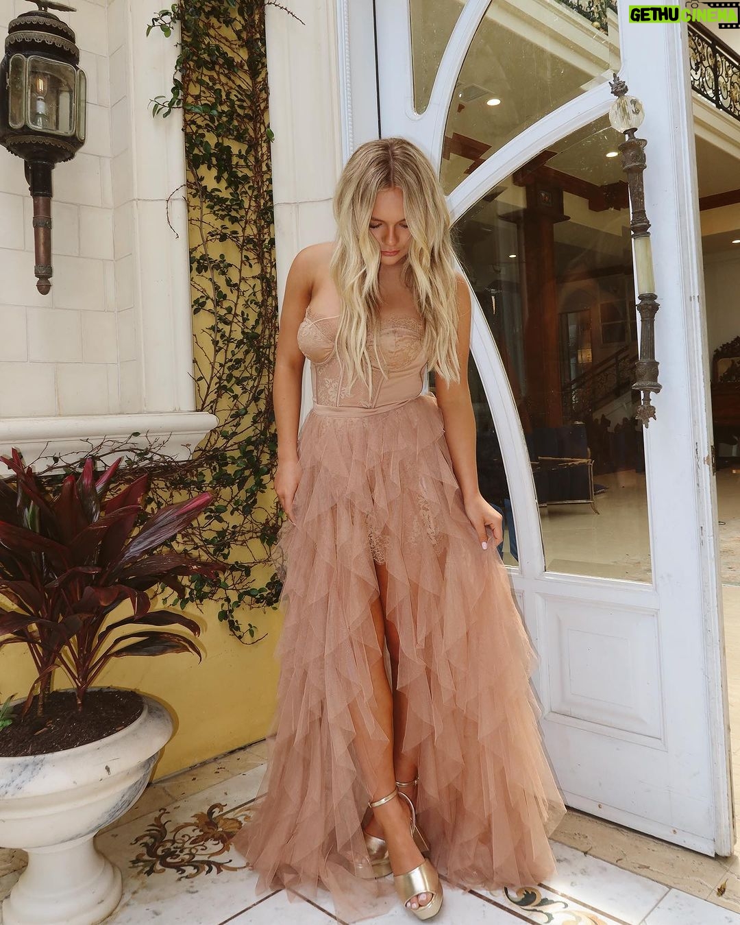 Pressley Hosbach Instagram - golden ⭐️