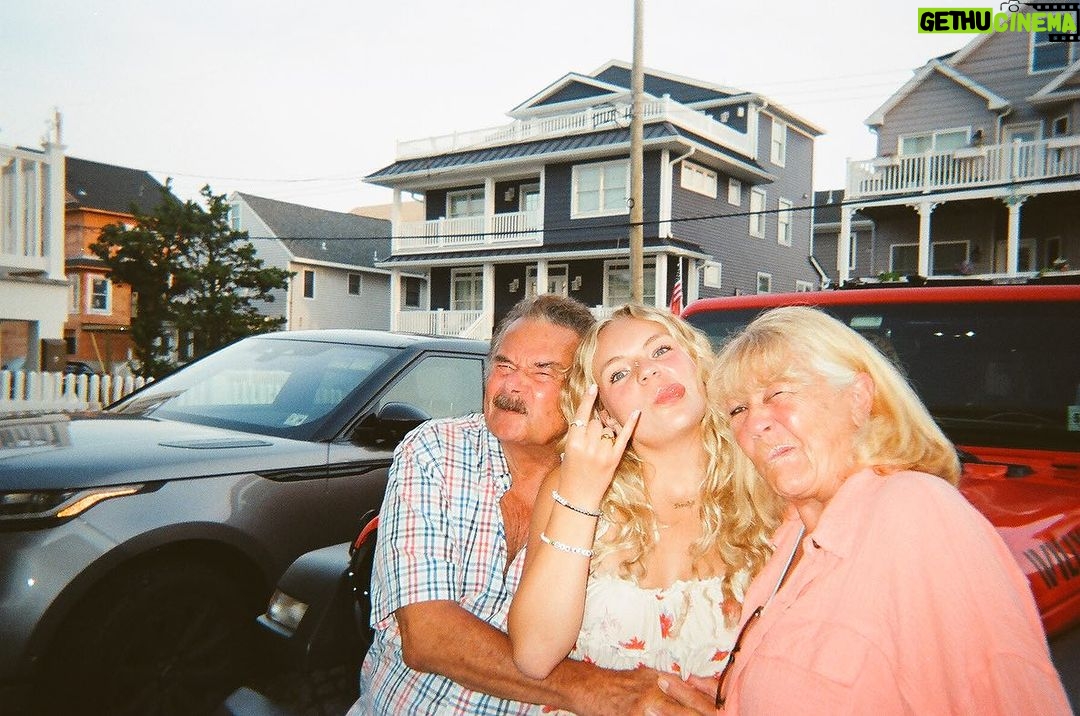 Pressley Hosbach Instagram - the people iām the most thankful for today & every day. š
