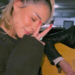 Princesa Alba Instagram - Oigan colegas músicos ‹3 Los invito a subir un cover de su parte favorita de mi último single “Desenamórame” ੈ✩‧₊˚ de la manera que quieran, puede ser literal cualquier interpretación suya acapella o solo guitarra, o solo flauta traversa o solo Theremin ayia, lo que a ustedes se les ocurra 💗 Pongan el hashtag #desenamorame y estarán participando por una Guitarra electroacústica Ibanez Galaxy Black Open Pore📡🎛️💗 yo estaré compartiendo sus pedacitos de arte en mis historiasssss okKk? Thanks @hey.inaa por apañarme a cantar entre los autos de un estacionamiento random