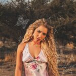 Princesa Alba Instagram - DESENAMÓRAME YA DISPONIBLE </3 cuál es su lyric favorito de la canción?🩹📡🥹 Makeup by @humbertomoyav Hair by @hc.concept Pics by @diegoescap Styling by @rociochn Graphic design by @abrilconbe