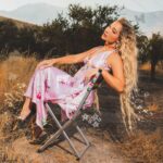 Princesa Alba Instagram - DESENAMÓRAME YA DISPONIBLE </3 cuál es su lyric favorito de la canción?🩹📡🥹 Makeup by @humbertomoyav Hair by @hc.concept Pics by @diegoescap Styling by @rociochn Graphic design by @abrilconbe