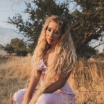 Princesa Alba Instagram - DESENAMÓRAME YA DISPONIBLE </3 cuál es su lyric favorito de la canción?🩹📡🥹 Makeup by @humbertomoyav Hair by @hc.concept Pics by @diegoescap Styling by @rociochn Graphic design by @abrilconbe