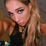 Princesa Alba Instagram - Inspo: una tumblr girl del 2012 beauty by @humbertomoyav 🖤⛓️🧚🏻‍♀️ styling by @rociochn