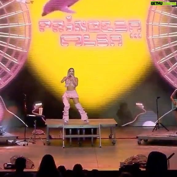 Princesa Alba Instagram - FESTIVAL DE OLMUÉ, fue un sueño hecho realidaaaAa como dice el coro de Moonlight™ (mi nueva canción ˚ ༘♡) En esta pt. II de agradecimientos quiero agradecer a mis fans por hacer todo este sueño posible, este 2024 viene con dm regalitos Pa ustedes por su constancia y amor infinito hacia el proyecto. Stage pics by @whoisnaatyy Las otras pics x mi y @diegopvtricio