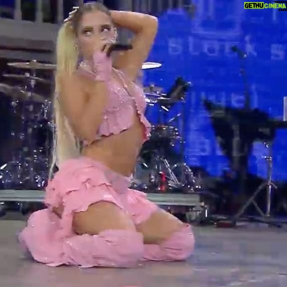 Princesa Alba Instagram - FESTIVAL DE OLMUÉ, fue un sueño hecho realidaaaAa como dice el coro de Moonlight™ (mi nueva canción ˚ ༘♡) En esta pt. II de agradecimientos quiero agradecer a mis fans por hacer todo este sueño posible, este 2024 viene con dm regalitos Pa ustedes por su constancia y amor infinito hacia el proyecto. Stage pics by @whoisnaatyy Las otras pics x mi y @diegopvtricio