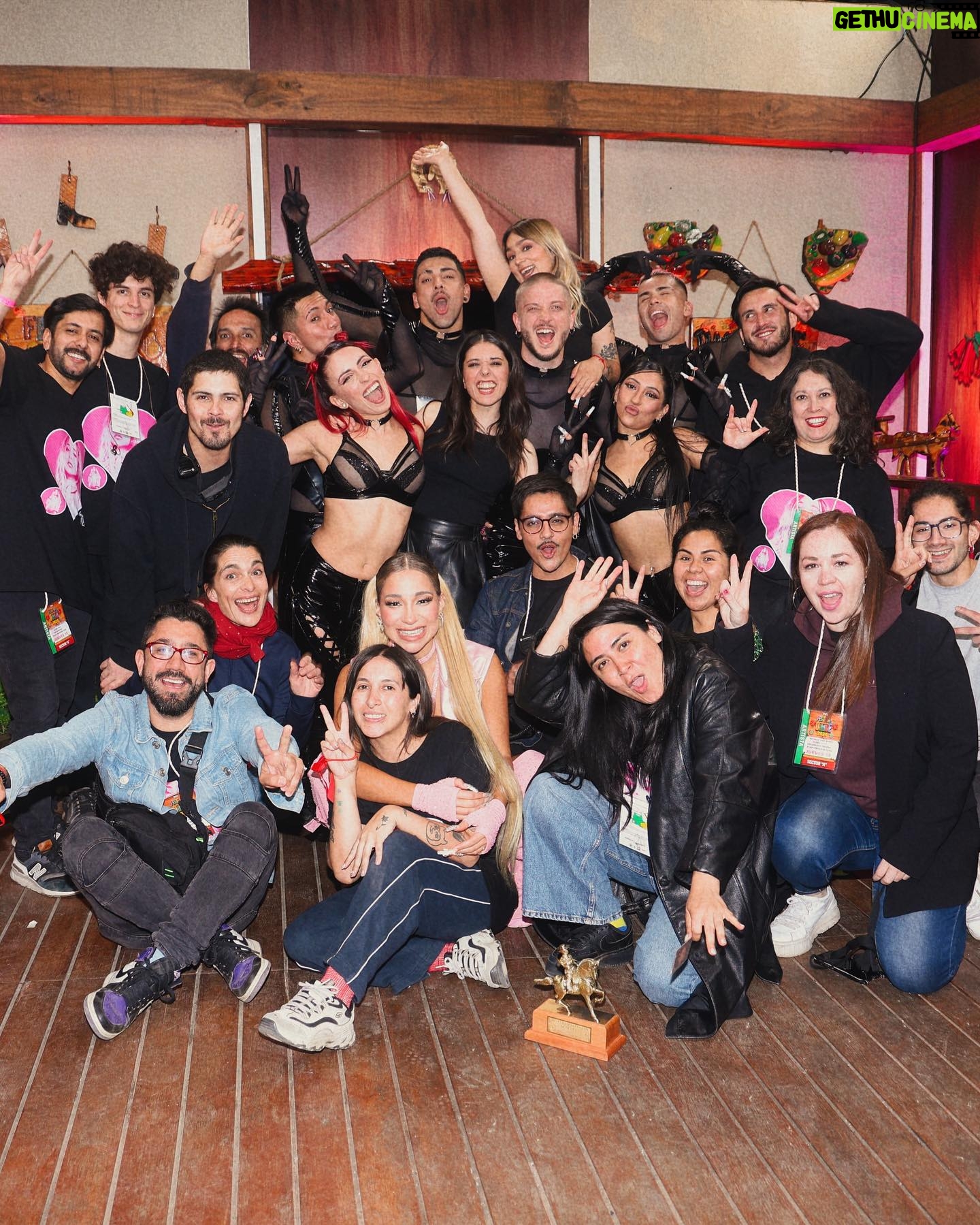 Princesa Alba Instagram - al fin dije “BUENAS NOCHES PATAGUAAAAAAL💗”, otro sueño cumplido *ੈ✩ aún no lo puedo creer, dije que quería que fuese uno de mis mejores shows y lo fue. Fue tan hermoso y unicooooo, emocionada x ver el trabajo mancomunado de todo mi equipo que me amo tantoOoo. Que honor tenerlos, que bonito haber tenido la oportunidad de tener al Voodoo y a la Karen 💗 y poder hacer un show de este calibre popppp jiji. *•.¸♡ esta es la pt 1, aún me quedan agradecimientos♡¸.•*