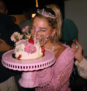 Princesa Alba Instagram - older, wiser n prettier♡∞:｡.｡ y el 2024 va a ser mi mejor añoOo, prepárensEee
Thanks to @lovdopizza x las piczas exquisitaaaaas y a @carritodeflores por el ramito hermoso