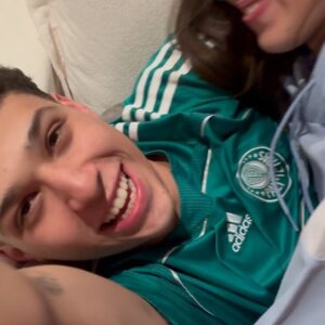 Priscila Sol Instagram - Só de pensar você já coube dentro de mim e o seu coração bateu junto ao meu durante 9 meses e hoje dia 19/04 você completa 21 anos de vida e mal cabe no sofá de tão grande. Feliz aniversário Sol da minha vida! Você é uma benção, meu filho amado. Feliz aquele que tem você ao lado. Obrigada por ter me escolhido pra ser sua mãe e trocarmos juntos tanto aprendizado. Te amo aqui e além! @vitorabate 💚 

Que sorte a nossa @kaueabate! obrigada por ser esse parceiro e pai maravilhoso! Nossa família deu certo! Vamos sempre  juntos 👨‍👩‍👦