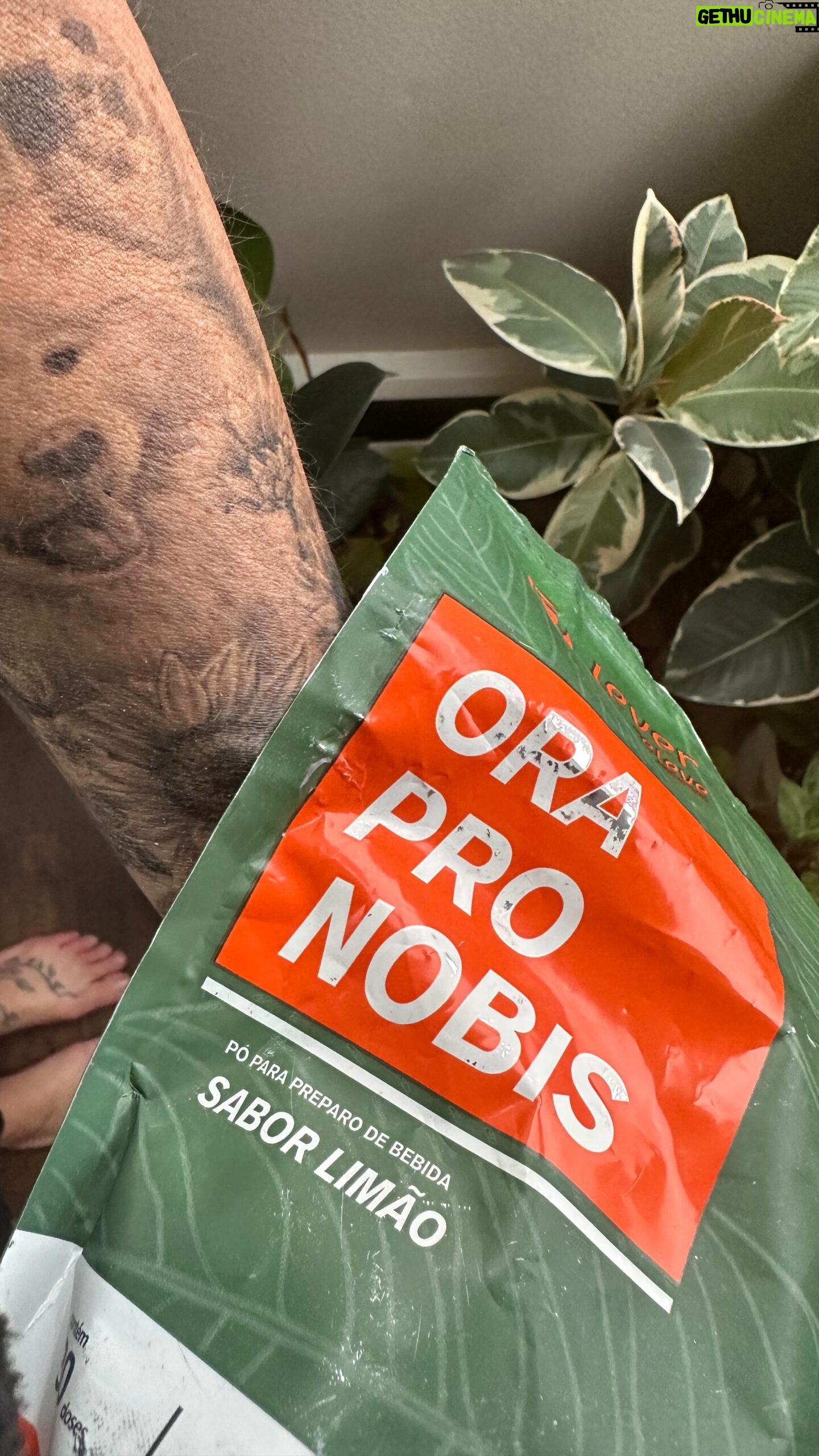 Priscila Sol Instagram - Esse é um registro de um dia muito especial que eu e o meu filho amanhecemos com a intenção de visitar a cidade de Vitória capital de BC aqui no Canadá, em homenagem à nossa cachorrinha que tem o mesmo nome e fez a passagem há 2 anos atrás. Porém a gente se confundiu e perdeu a balsa, mas mal sabíamos que isso que parecia não ser tão legal no momento foi o que nos levou à experiênciar algo ainda mais surpreendente. E daí veio sugestão do Lucas (amigo do meu filho) que nos levou a possibilidade de realizar um outro sonho: o de ver a neve juntos pela primeira vez! Saímos pela estrada como caçadores de neve perdida e quando estávamos passando pela cidadezinha de Hope (Esperança), como num passe de mágica começou a nevar, paramos o carro e assim que descemos um cachorrinho veio correndo em direção do Vítor todo feliz abando o rabinho como a Vitória costuma fazer trazendo ainda mais importância pra esse momento inesquecível! Eu acredito que cada instante desse dia abençoado foi fortalecido pela nossa fé e esperança em fazer tudo dar certo. Quero agradecer a Deus pela criação desse dia tão cheio de significados ao lado do meu filho, ao nosso amigo Lucas que nos guiou por essa viagem fantástica e também a minha ”ORAPRONOBIS” em pó (mágico) da @elevesuplementos que tem me preparado todos os dias para receber todas as surpresas dessa vida com saúde, energia e disposição! E o céu lilás no final do vídeo então?! Início esse ano da melhor forma; me sentindo mais elevada e cheia de gratidão no coração! 🤍 👉LINK da @elevesuplementos com 40% de desconto usando o meu CUPOM: prisol40 #vida #saudavel #fé #disposicao #orapronobis #elevesuplementos #esperanca #hope #vitoria #filhos
