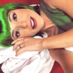 Priscila Sol Instagram – Eu to sonhando ou é mesmo verdade que Carinha de Anjo tá voltando no SBT? Quem aí pode me confirmar essa notícia maravilhosa, me conta aqui?! Sei que estamos na @netflixbrasil, mas nós esquecemos que muitas famílias Brasileiras ainda não tem acesso a canais fechados, então saber disso hoje me encheu de alegria só de pensar que teremos mais uma oportunidade de tocar milhões de corações com essa novela linda! Ebaaaa! Salve as Crianças! Salve a programação infantil em canais abertos! 
🍭🫢💚🌈🦄 💖🎉
#TiaPerucas está voltando!