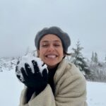 Priscila Sol Instagram – Ver neve não é normal; é tão legal e dá a maior vontade de fazer xixi sei lá pq, deve ser pq eu sinto frio na barriga e amo viver ;) 
🫢🤍❄️🍁