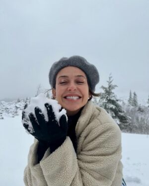 Priscila Sol Instagram - Ver neve não é normal; é tão legal e dá a maior vontade de fazer xixi sei lá pq, deve ser pq eu sinto frio na barriga e amo viver ;) 
🫢🤍❄️🍁