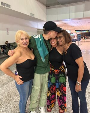 Priscila Sol Instagram - MEU CARNAVAL TODINHO 🎉

Só nós sabemos o quanto a gente se preparou e esperou pra essa dia! Meu filho amado de volta ao Brasil! Meu carnaval não poderia ter sido mais feliz! 🙏🏼❤️ 🥳✨💚