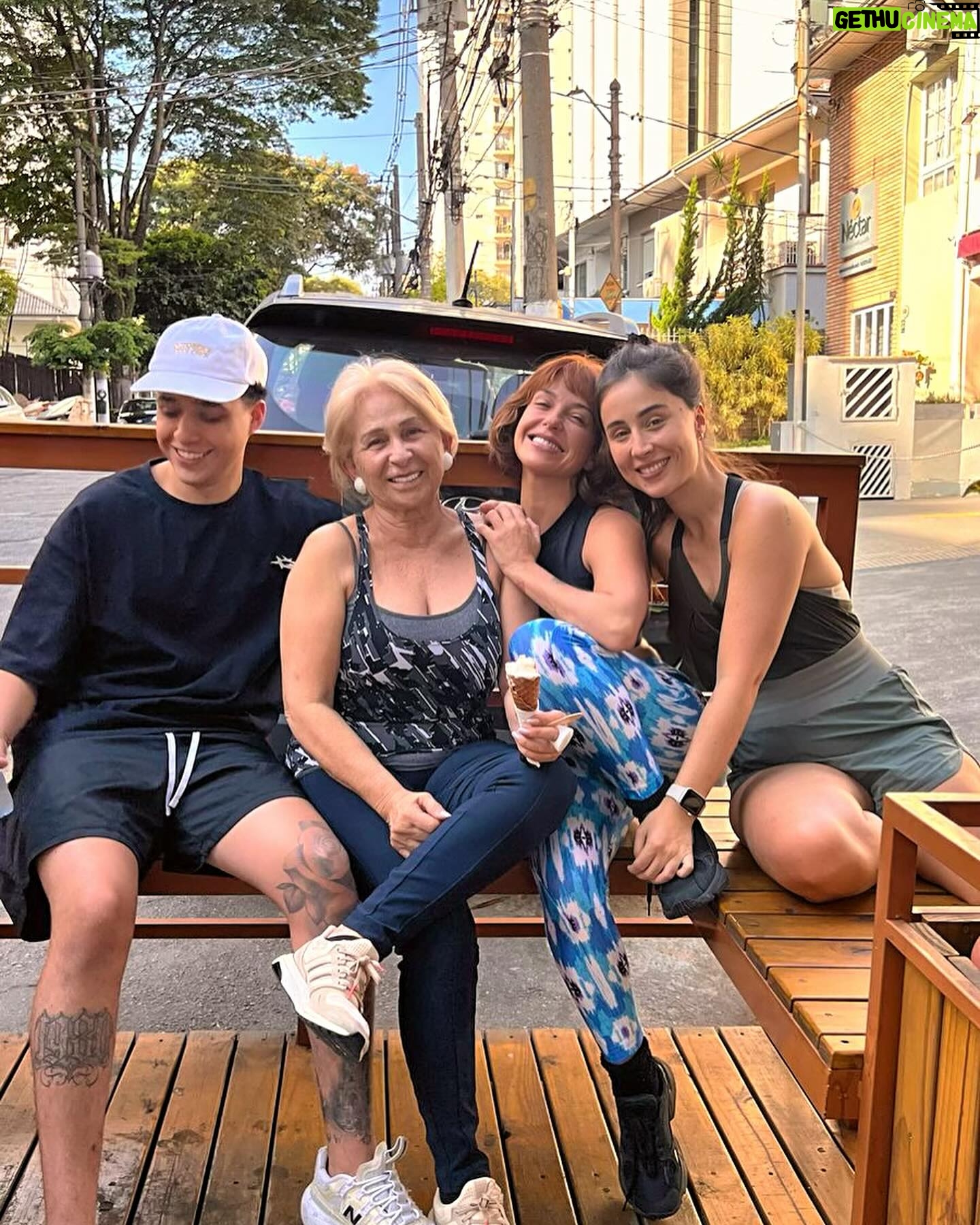 Priscila Sol Instagram - Mãe, que eu saiba honrar o ventre de onde eu vim, o ventre que eu estou e o ventre que há em mim. A todas as mães de sangue ou coração, tias e avós de criação. A nossa rainha mãe terra. Todo o nosso amor e gratidão ❤️🌻