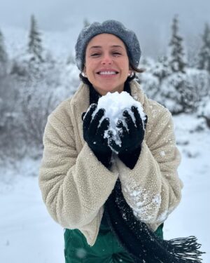 Priscila Sol Instagram - Ver neve não é normal; é tão legal e dá a maior vontade de fazer xixi sei lá pq, deve ser pq eu sinto frio na barriga e amo viver ;) 
🫢🤍❄️🍁