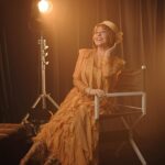 Priscila Sol Instagram - Eu sou Atriz e posso fazer qualquer papel ;) Prazer, Deise Morgan! 🌼 Venha me ver no teatro na peça ✨“MANHATTAN”✨ À partir do dia 10/05 até dia 27/ 07 no @teatronairbello ( sextas, sábados e domingos), te espero lá! Elenco: @andersondirizzi @cynthiafalabella @leticiabirk @pauloemiliolisboa Direção: Maurício Foto: @tiagomendes Vídeo: @ohugolima Figurinista: @marcelaandradestylist Figurino: @atelie_alexandrina @sabrinachapeusoficial Cenógrafo: @andreiara Produção: @14producoes