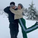 Priscila Sol Instagram - Ver neve não é normal; é tão legal e dá a maior vontade de fazer xixi sei lá pq, deve ser pq eu sinto frio na barriga e amo viver ;) 🫢🤍❄️🍁
