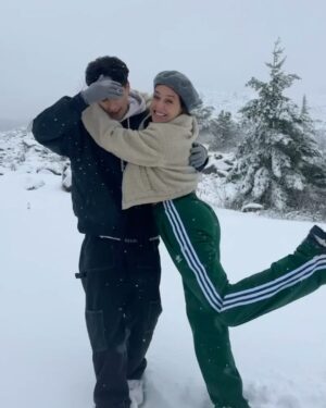 Priscila Sol Instagram - Ver neve não é normal; é tão legal e dá a maior vontade de fazer xixi sei lá pq, deve ser pq eu sinto frio na barriga e amo viver ;) 
🫢🤍❄️🍁