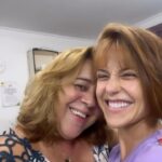 Priscila Sol Instagram - De visual novo pra nova personagem pelas mãos de quem fez o meu 1º corte na vida e quando eu era adolescente topava todas as minhas loucuras. Tia Cidinha, essa grande Cabeleireira e amiga da nossa família há mais de 43 anos e que já fazia coloração no cabelo da minha mãe antes mesmo deu nascer. Que alegria que é entregar minha cabeça pra você! Saio daqui sempre com ela em paz e o meu coração transbordando de amor. Te amo e te admiro demais! Obrigada @cida_amorim2098 e @szabo_solange 🌈🌼🧡