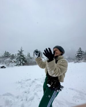 Priscila Sol Instagram - Ver neve não é normal; é tão legal e dá a maior vontade de fazer xixi sei lá pq, deve ser pq eu sinto frio na barriga e amo viver ;) 
🫢🤍❄️🍁