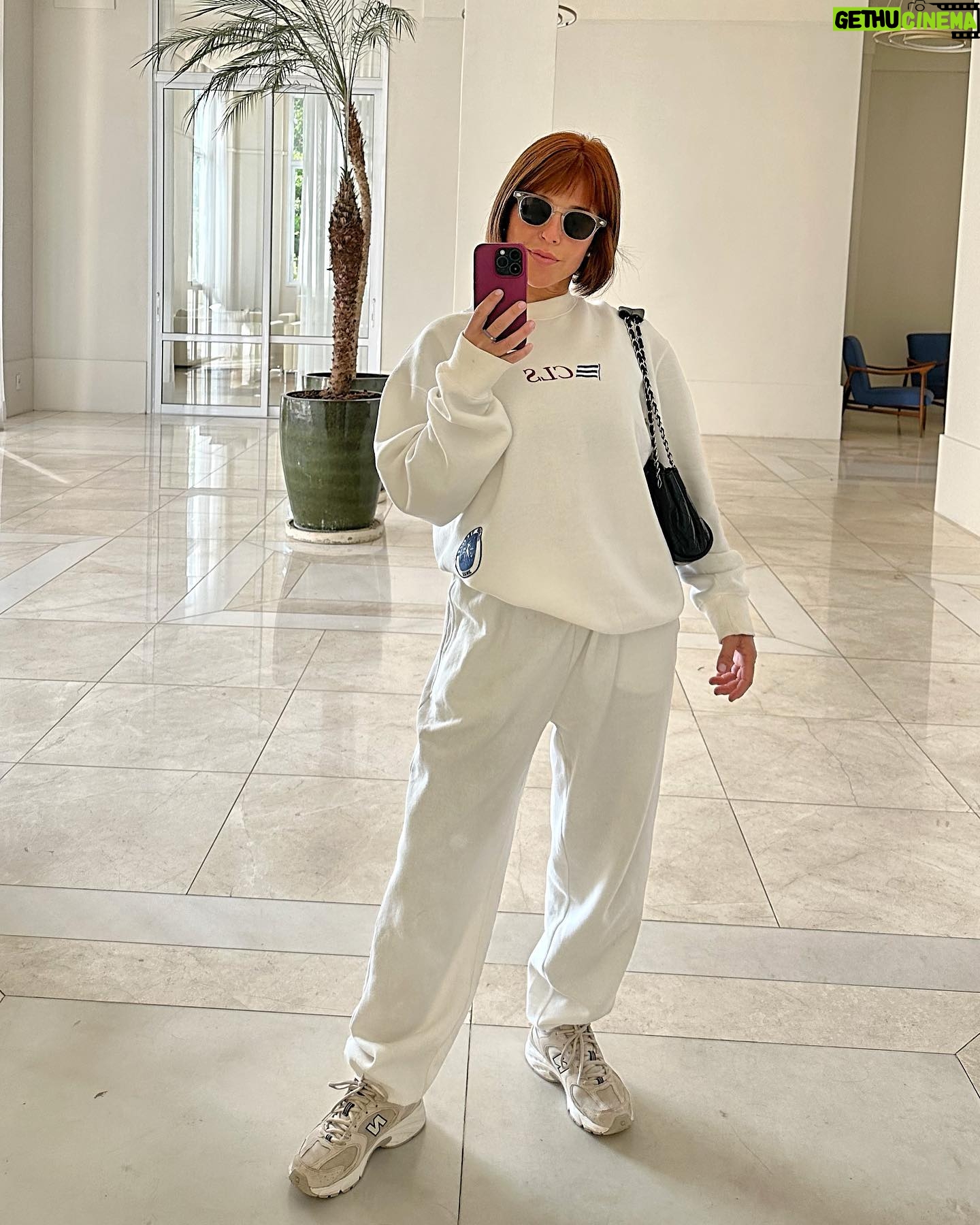 Priscila Sol Instagram - Quase a tia Perucas š¤#roupadofilho #allwhite #tiaperucas #lookdesabado #inspiraƧÄo #monochromatic