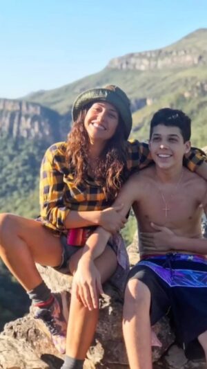 Priscila Sol Instagram - Obrigada meu Deus pelos 20 anos de vida do meu filho Vítor! Obrigada filho por me fazer renascer a cada dia, enfrentando os desafios e vivendo comigo as maiores alegrias que eu jamais poderia imaginar viver antes de ter você! Você é o meu maior tesouro, a minha maior vitória! O ser humano mais bonito e especial que eu já conheci! Te amo e te admiro desde sempre e cada dia mais! Viva a sua existência meu AMOR! FELIZ ANIVERSÁRIO @vitorabate! ❤️ 

Você está sempre aqui dentro, mesmo estando aí fora!

Voz de @gloriafperez 🌹