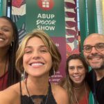 Priscila Sol Instagram – Ontem foi um dia muito especial, conheci  o trabalho potente de Artistas Brasileiras(os) que tem contado muita história através de suas Artes e conheci essa turma boa que vai estar comigo em muitos momentos daqui pra frente! 
Obrigada @samuel_serpa @danielllezp @majuhosken por me apresentarem a @abup_oficial! Tô sentindo que ainda vamos contar muita histórias de casas e DeCorações por esse Brasilzão juntos! 
🇧🇷❤️🧶🪑🏠⚒️
#SolDeCoração #artebrasileira #históriasdecasa #decoração #decoraçãodeinteriores #casacomalma