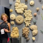 Priscila Sol Instagram – Ontem foi um dia muito especial, conheci  o trabalho potente de Artistas Brasileiras(os) que tem contado muita história através de suas Artes e conheci essa turma boa que vai estar comigo em muitos momentos daqui pra frente! 
Obrigada @samuel_serpa @danielllezp @majuhosken por me apresentarem a @abup_oficial! Tô sentindo que ainda vamos contar muita histórias de casas e DeCorações por esse Brasilzão juntos! 
🇧🇷❤️🧶🪑🏠⚒️
#SolDeCoração #artebrasileira #históriasdecasa #decoração #decoraçãodeinteriores #casacomalma
