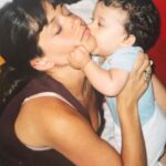 Priscila Sol Instagram - Só de pensar você já coube dentro de mim e o seu coração bateu junto ao meu durante 9 meses e hoje dia 19/04 você completa 21 anos de vida e mal cabe no sofá de tão grande. Feliz aniversário Sol da minha vida! Você é uma benção, meu filho amado. Feliz aquele que tem você ao lado. Obrigada por ter me escolhido pra ser sua mãe e trocarmos juntos tanto aprendizado. Te amo aqui e além! @vitorabate 💚 Que sorte a nossa @kaueabate! obrigada por ser esse parceiro e pai maravilhoso! Nossa família deu certo! Vamos sempre juntos 👨‍👩‍👦