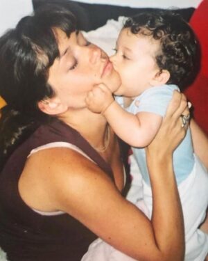 Priscila Sol Instagram - Só de pensar você já coube dentro de mim e o seu coração bateu junto ao meu durante 9 meses e hoje dia 19/04 você completa 21 anos de vida e mal cabe no sofá de tão grande. Feliz aniversário Sol da minha vida! Você é uma benção, meu filho amado. Feliz aquele que tem você ao lado. Obrigada por ter me escolhido pra ser sua mãe e trocarmos juntos tanto aprendizado. Te amo aqui e além! @vitorabate 💚 

Que sorte a nossa @kaueabate! obrigada por ser esse parceiro e pai maravilhoso! Nossa família deu certo! Vamos sempre  juntos 👨‍👩‍👦