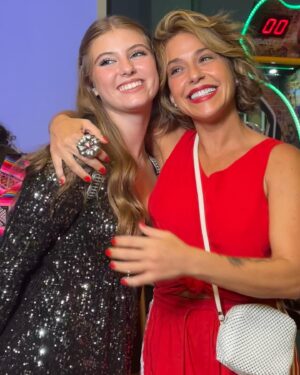 Priscila Sol Instagram - Um carrossel de amor e de alegria pra comemorar os 13 anos de vida dessa mocinha tão linda que eu tive a oportunidade de viver muitas aventuras desde quando ela tinha 5 pra 6 anos de idade. Hoje eu acho mais facil ela me pegar no colo! 🫢 Parabéns minha carinha de anjo, minha mocinha de luz! Te amo infinito ❤️