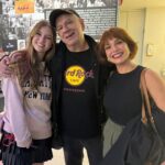 Priscila Sol Instagram - Ontem foi dia da minha bonequinha que já tá maior que a tia nos assistir no teatro! Que delícia que foi ter você na plateia @lorenaqueiroz! Você é muito, muito especial pra mim, te amo e te admiro sem fim sim piririm 💕 E esse cara aqui entre nós duas, é o Maurício Guilherme; meu queridíssimo diretor que é um dos diretores mais gentis, inteligentes e incríveis que já tive a oportunidade de trabalhar nesses meus mais de 25 anos de carreira. Obrigada por tanto. As nossas noites em “Manhattan” tem sido muito maravilhosas! Venham nos assistir e se divertir! Vai ser muito bom ter vocês com a gente também! LINK para compra de ingressos e mais infos na BIO. 🎫🎭🌼❤️✨ @14producoes #teatro #lorenaqueiroz #PriscilaSol #TiaPerucas #Dulcemaria