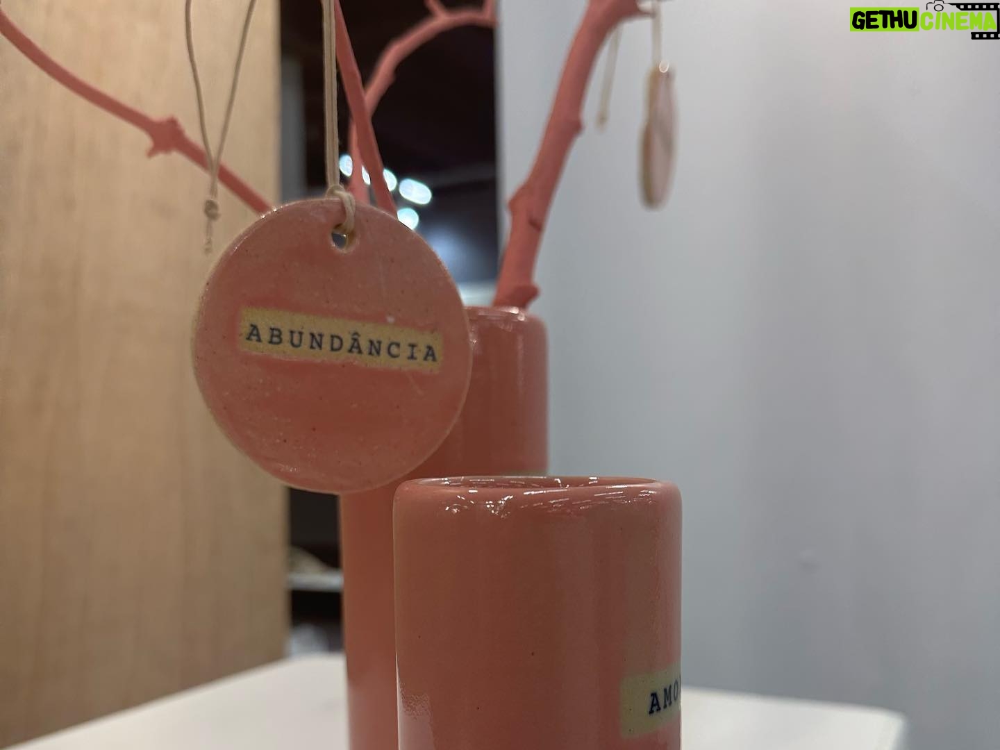Priscila Sol Instagram - Ontem foi um dia muito especial, conheci o trabalho potente de Artistas Brasileiras(os) que tem contado muita história através de suas Artes e conheci essa turma boa que vai estar comigo em muitos momentos daqui pra frente! Obrigada @samuel_serpa @danielllezp @majuhosken por me apresentarem a @abup_oficial! Tô sentindo que ainda vamos contar muita histórias de casas e DeCorações por esse Brasilzão juntos! 🇧🇷❤️🧶🪑🏠⚒️ #SolDeCoração #artebrasileira #históriasdecasa #decoração #decoraçãodeinteriores #casacomalma