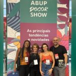 Priscila Sol Instagram – Ontem foi um dia muito especial, conheci  o trabalho potente de Artistas Brasileiras(os) que tem contado muita história através de suas Artes e conheci essa turma boa que vai estar comigo em muitos momentos daqui pra frente! 
Obrigada @samuel_serpa @danielllezp @majuhosken por me apresentarem a @abup_oficial! Tô sentindo que ainda vamos contar muita histórias de casas e DeCorações por esse Brasilzão juntos! 
🇧🇷❤️🧶🪑🏠⚒️
#SolDeCoração #artebrasileira #históriasdecasa #decoração #decoraçãodeinteriores #casacomalma