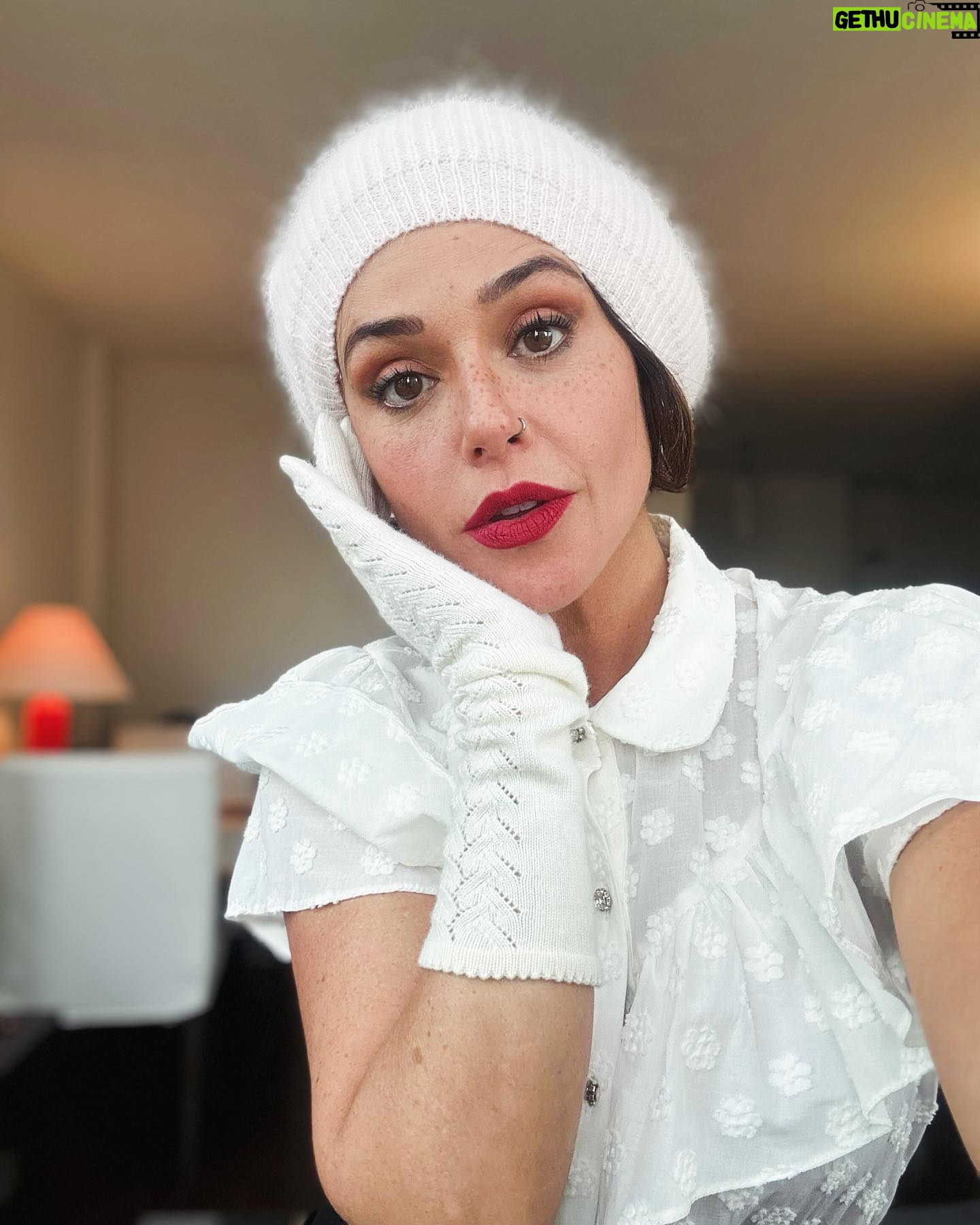 Priscila Sol Instagram - Me maquiei assim hoje pra fazer um teste on-line e tô completamente apaixonada por essa make ( curtiram?) e por essa personagem que eu acabei de sentir um pouquinho da energia mesmo que rapidinho! Sei que tem muita gente aqui que torce por mim, né?! Então enquanto eu não posso contar ainda muita coisa, me contem qual foto desse self-book que eu fiz que vocês mais gostaram? Pq olha….eu te me sentido muito linda! 🫢🤞✨🎭 💄