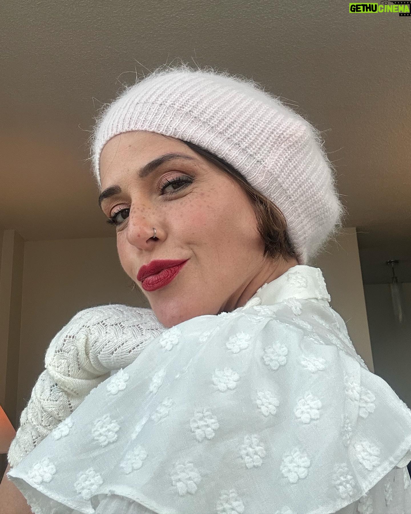 Priscila Sol Instagram - Me maquiei assim hoje pra fazer um teste on-line e tô completamente apaixonada por essa make ( curtiram?) e por essa personagem que eu acabei de sentir um pouquinho da energia mesmo que rapidinho! Sei que tem muita gente aqui que torce por mim, né?! Então enquanto eu não posso contar ainda muita coisa, me contem qual foto desse self-book que eu fiz que vocês mais gostaram? Pq olha….eu te me sentido muito linda! 🫢🤞✨🎭 💄