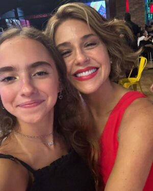 Priscila Sol Instagram - Um carrossel de amor e de alegria pra comemorar os 13 anos de vida dessa mocinha tão linda que eu tive a oportunidade de viver muitas aventuras desde quando ela tinha 5 pra 6 anos de idade. Hoje eu acho mais facil ela me pegar no colo! 🫢 Parabéns minha carinha de anjo, minha mocinha de luz! Te amo infinito ❤️