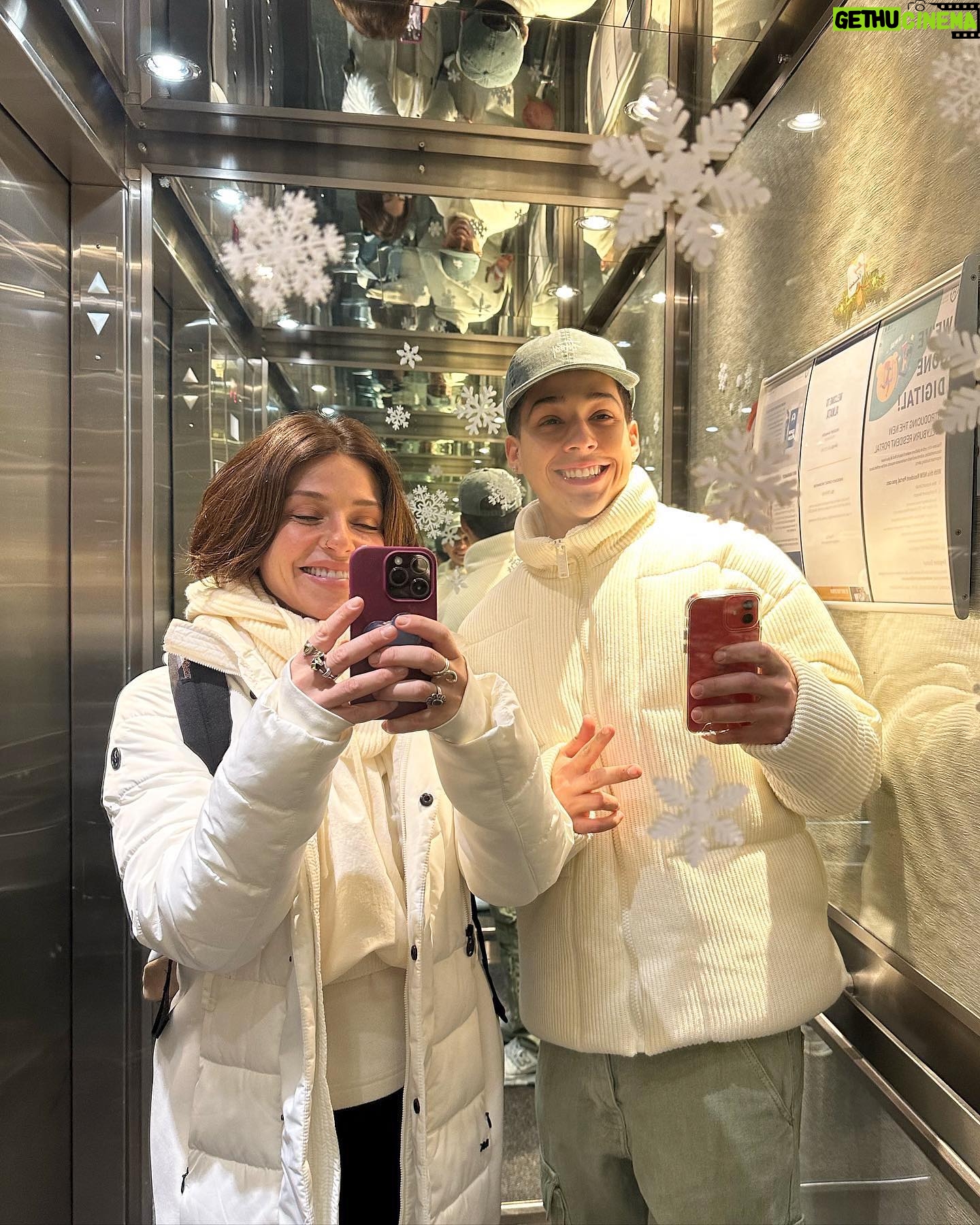 Priscila Sol Instagram - Neste Natal, o maior presente que posso dar à mim e ao meu filho é cuidar da nossa saúde, nos preparando para enfrentar o frio do Canadá com disposição! 🇨🇦❤️🔥Enquanto o Brasil se prepara para a ceia de Natal, aqui o dia tá só começando! Ainda não decidimos o que faremos na ceia, mas eu já sei o que não pode faltar no nosso café da manhã; @elevesuplementos e AMOR. 🎄☃️❤️🔥 E com o MULTIVITAMÍNICO A-Z MAX MULHER, consigo elevar ainda mais a minha energia pra curtir ao lado do filhão esse Natal especialmente diferente com a mesma alegria que sentimos com toda a nossa família aí no Brasil! Aproveite o Natal com saúde! Cupom de desconto: #PRISOL40. Link na bio da @elevesuplementos #SaudeNoNatal #elevesuplementos #Publi