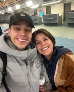 Priscila Sol Instagram - Depois de 24 horas de viagem e 8 meses de espera, finalmente o meu primeiro dia de Canadá (ainda sem dormir) grudadinha com meu filhote amado! De todos os desafios dos 21 anos que eu sou mãe, ter ficado longe do Vítor tanto tempo (ao todo um ano meio) sem dúvida nenhuma é o mais difícil pra mim! Então tô passando aqui pra dizer que tá tudo bem, deu tudo certo e que ao contrário do Brasil, aqui tá um frio danado, mas esses próximos 30 dias meu coração vai tá quentinho que só! ❤️‍🔥☃️🇨🇦