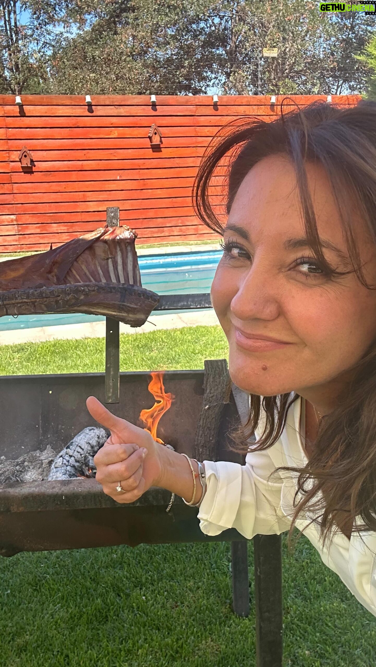 Priscilla Vargas - 21.4K Likes - Este sí que es panorama! 🙌🏻 Bien chileno 🇨🇱
Con ingenio el ASADO AL PALO es rico y muy entretenido🤣🤣🤣🤣
Mi cuñado @dlopezok y sus ideas geniales 🙌🏻