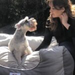 Priscilla Vargas Instagram – 🐾 Romeo fue parte de mi vida y me acompañó incondicionalmente.  Fue el mejor! Y me enseñó varias cosas:

1. Quédate con quien te mire como Romeo
2. Saluda efusivamente a quienes quieres
3. Para reconfortar a un amigo a veces sólo necesitas acompañarlo y escuchar.

Sé enfermó gravemente de los riñones, y eso le generó muchas complicaciones en el último mes. Hicimos lo posible por ayudarlo. Y es verdad que ha sido muy triste, se nos partió el corazón,  pero estoy tan agradecida de los casi 10 años de alegrías que nos regaló mi perrito que me siento orgullosa de haber sido su mamá. Prácticamente creció con mis niñitas, y me di cuenta que a diferencia de ellas, un perrito nunca deja de ser niño. Nos amábamos! 
Me tranquiliza que hoy tenga alas y esté en el cielo como el angelito que es. 
Mi Romeo estará siempre en mi corazón ❤️