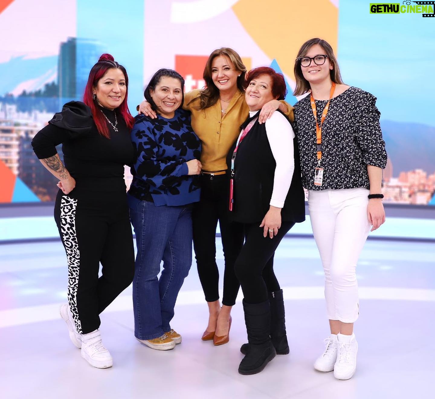 Priscilla Vargas Instagram - Así, con pura buena onda partimos de lunes a viernes en @canal13cl. Gracias por abrir la puerta de tu casa a la familia de @tudia13 todos los días 🤗 Gracias por las fotos @cris_foto73 🤗🤗🤗