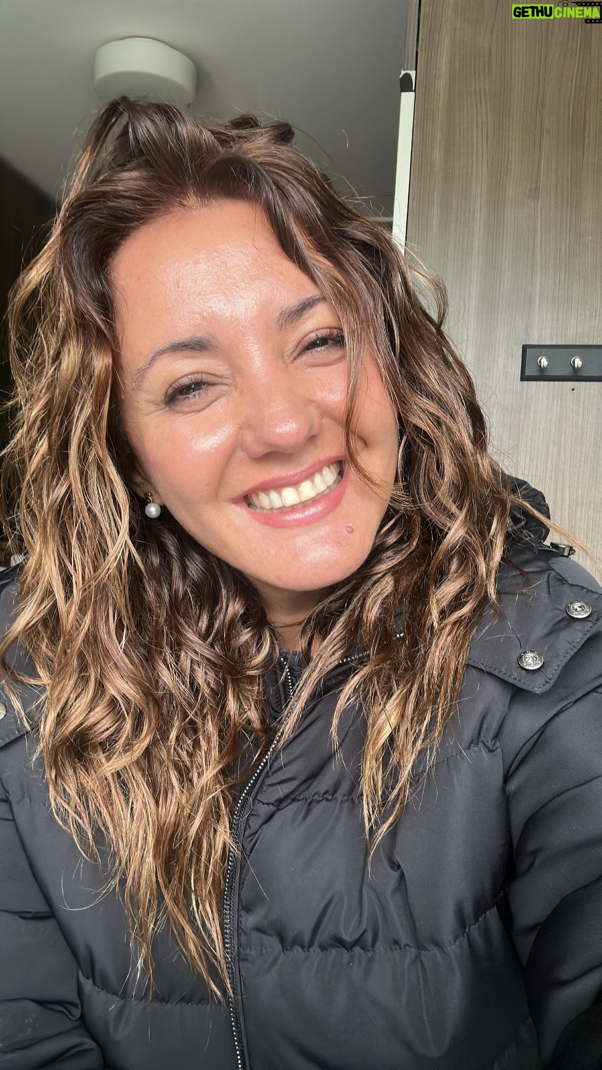 Priscilla Vargas - 28.6K Likes - Sábado WILD 🔥
Chao nomás… No estoy ni ahí con peinarme y me eché todas las cremas que encontré 🤣
Buen finde!!!