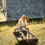 Priscilla Vargas Instagram - 🇨🇱🇨🇱🇨🇱 Esta soy yo! Hace al menos 35 años en Fiestas Patrias tenía la misión de dar vuelta el asado. Hasta que estuviera listo! Y sin reclamar, sin pedir cambio de turno. En esa época no había motores eléctricos como ahora, parlantes para escuchar música ni celular. Nada con qué distraerme. Pero ahí estaba, resignada a la misión que me tocó nomás. 🤣🤣🤣 Felices Fiestas Patrias!! Que les quede rico el asado 🥩 🌶️🇨🇱